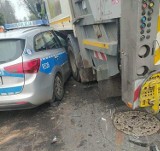 Wypadek policyjnego radiowozu w Raciborzu. Policyjne auto jechało na interwencję i zderzyło się ze śmieciarką. Winnym uznano mundurowego