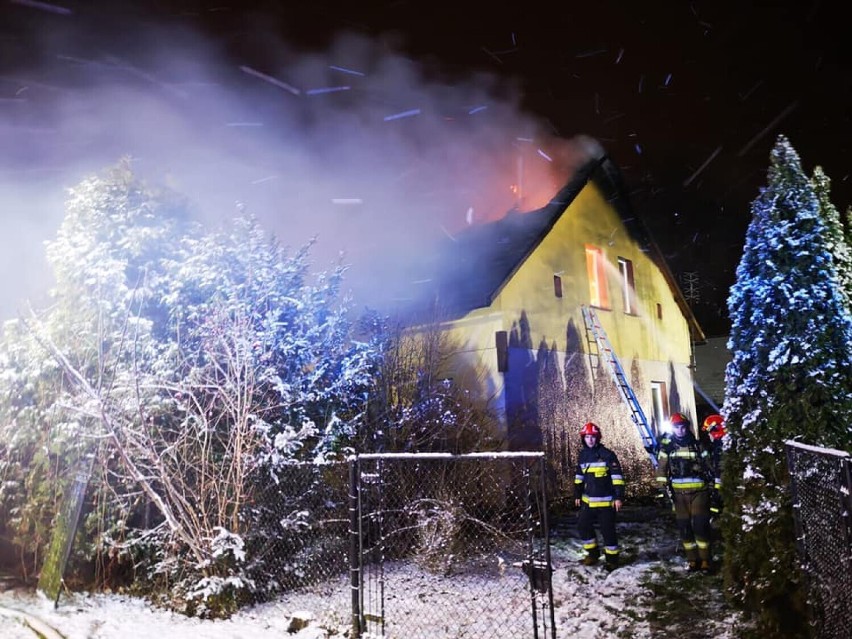 12 zastępów straży pożarnej zmagało się z pożarem domu, do...