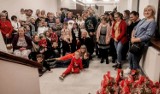 Wigilijne spotkanie Darów Losu w Sieradzu 2022. Paczki dla 150 dzieci od św. Mikołaja i filmowy seans ZDJĘCIA