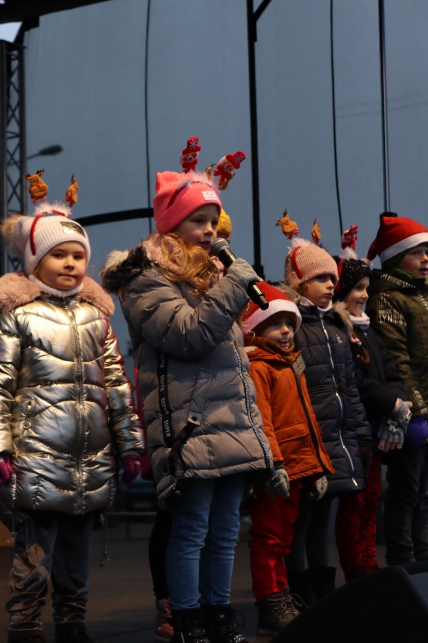 Występy dzieci na jarmarku świątecznym w Rogoźnie [ZDJĘCIA]