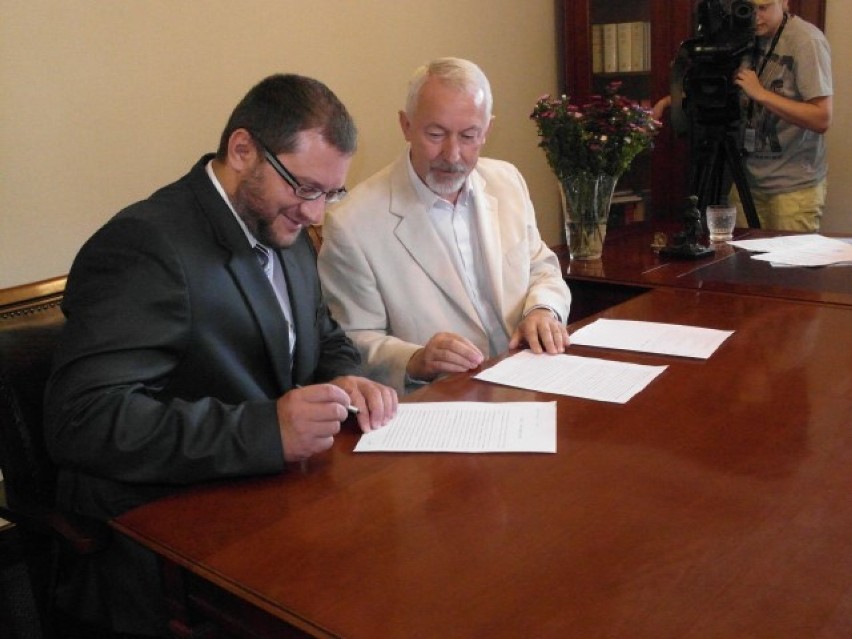 Biblioteka prof. Labudy w Wejherowie - podpisanie umowy u...