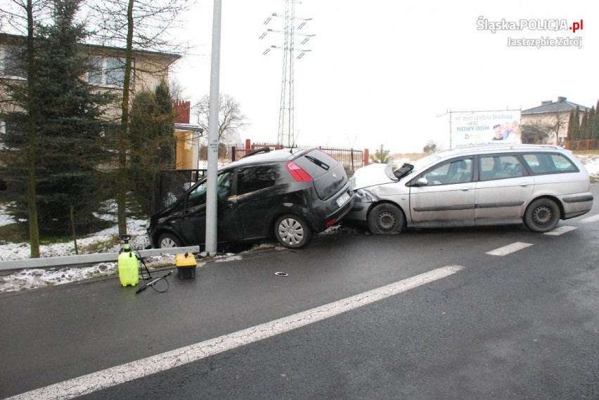 Jastrzębie-Zdrój: wypadek na Cieszyńskiej.  Fiat wyleciał z...