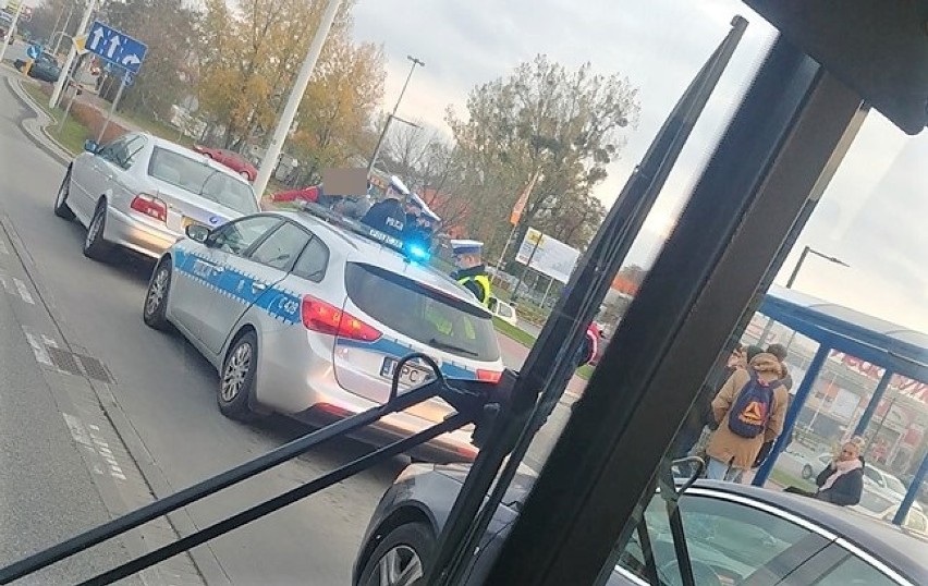 Kierowca BMW jechał z zakazem kierowania, a pasażer był poszukiwany. Zatrzymali go policjanci na ulicy Chopina we Włocławku [zdjęcia]