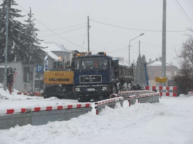 Myszków: Mimo zimy, spółka Skanska próbuje robić 3 Maja [ZDJĘCIA]