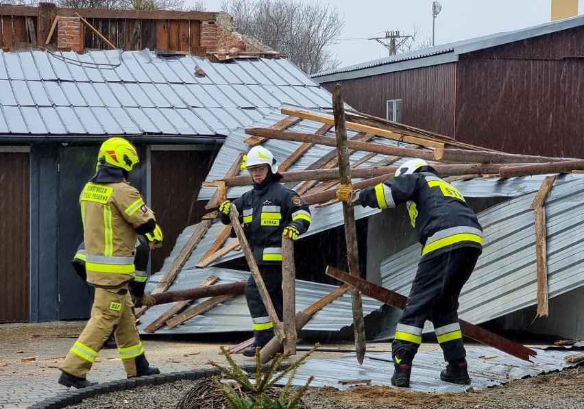 Wiatr zerwał dach z budynku gospodarczego w Buszkowicach pod Przemyślem. Interweniowali strażacy z OSP [ZDJĘCIA]