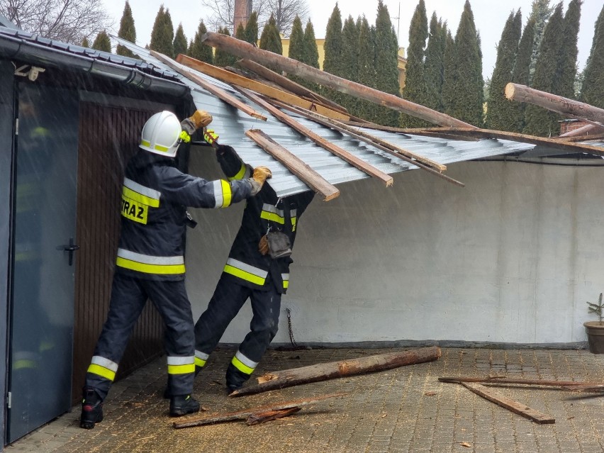 Wiatr zerwał dach z budynku gospodarczego w Buszkowicach pod Przemyślem. Interweniowali strażacy z OSP [ZDJĘCIA]