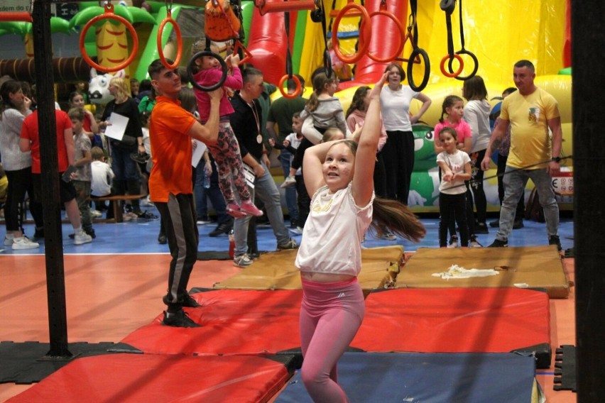 Aktywna sobota dla dzieci i młodzieży w Wieluniu. Zobaczcie, jak rywalizowano na torze sprawnościowym i strzelnicy laserowej w hali WOSiR 