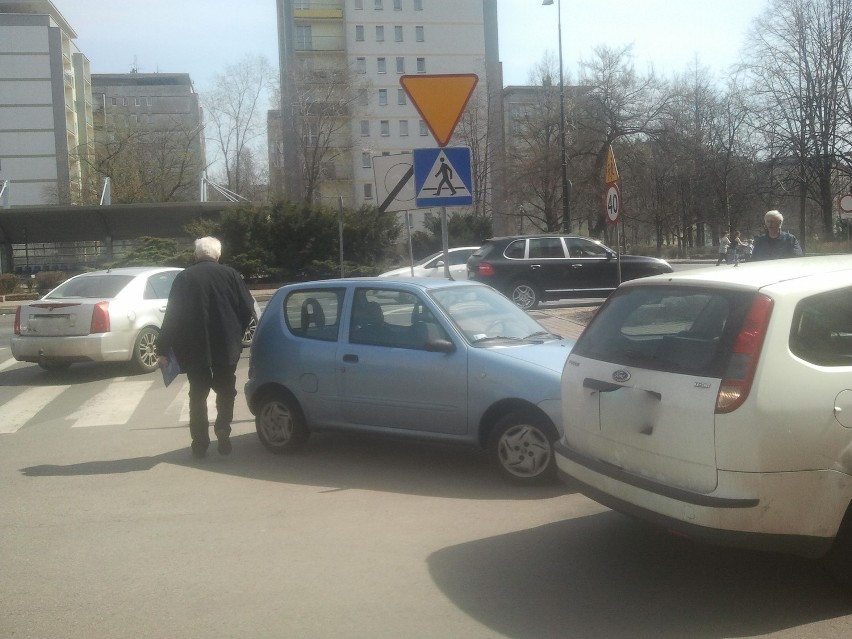 Skrzyżowanie ul. Mościckiego i al. Zwycięstwa.