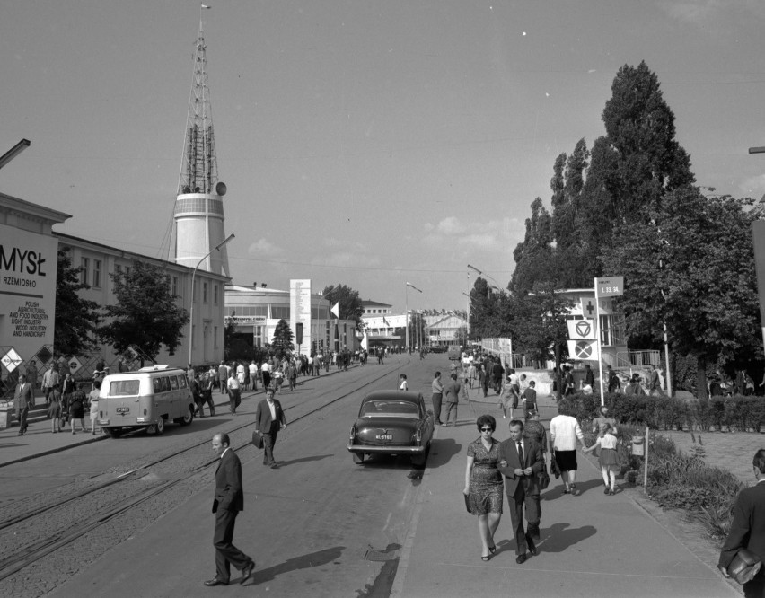 Międzynarodowe Targi Poznańskie w 1966 roku. Po lewej...