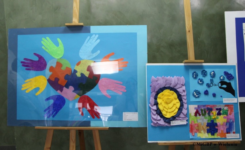 Wystawa "Zaczarowany świat autyzmu" autorstwa uczniów ZSS w Wieluniu