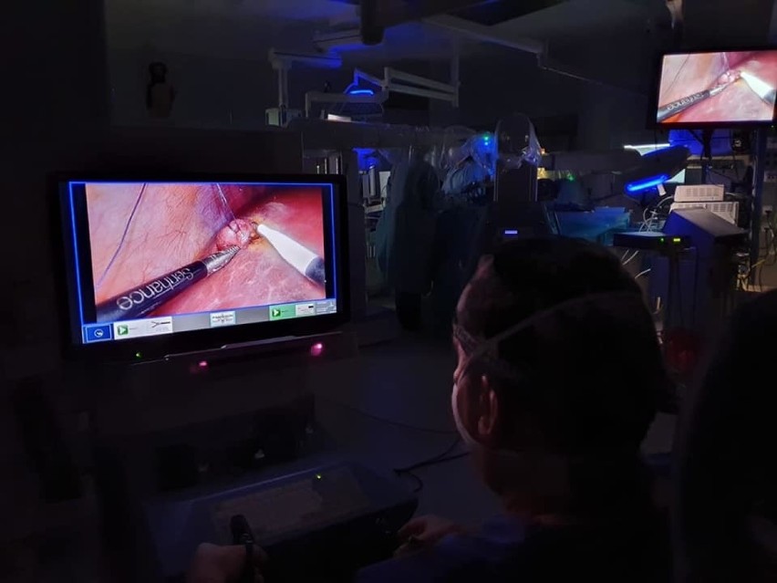 Opercja z użyciem robota chirurgicznego w nowej siedzibie...