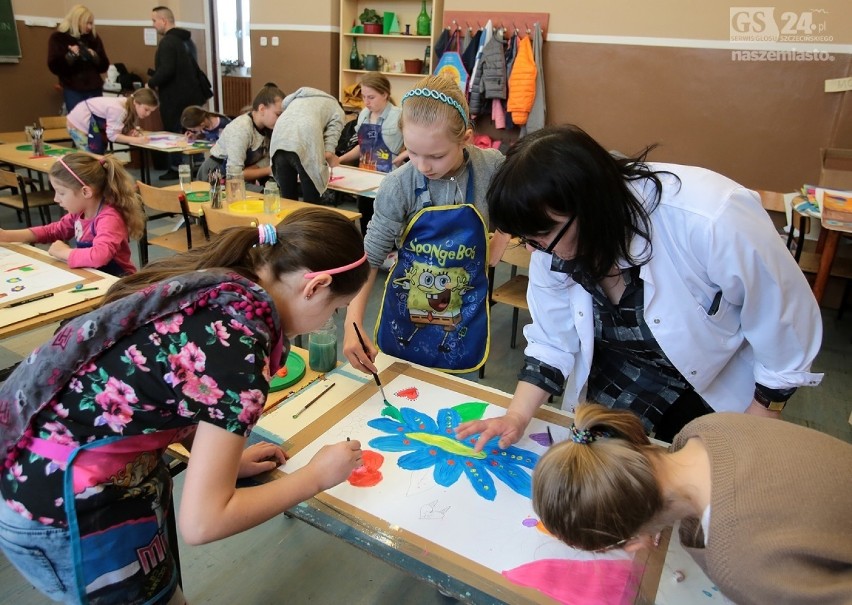 Miss Polski wraz z uczniami maluje obrazy. Specjalna akcja dla małej Lenki 