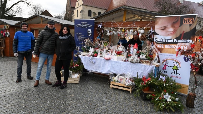 W Żaganiu trwa Miejski Jarmark Bożonarodzeniowy. Można przygotować się na święta i wziąć udział w miejskiej wigilii