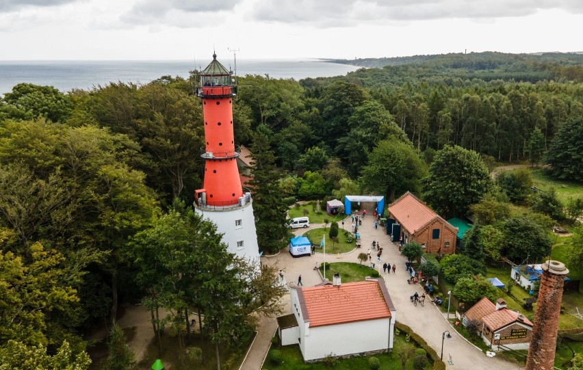 Foto Powiat Pucki: Latarnia w Rozewiu - najbardziej na północ wysunięte światło nad Bałtykiem. Widzieliście ją z powietrza? | ZDJĘCIA