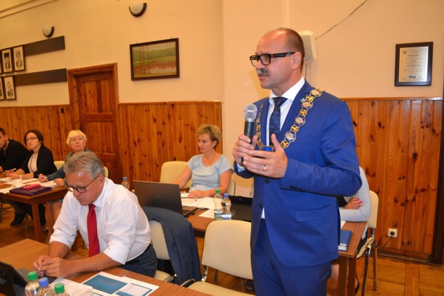 Burmistrz Stanisław Gliszczyński relacjonował o przebiegu akcji pomocy poszkodowanym przez nawałnicę z 11 sierpnia