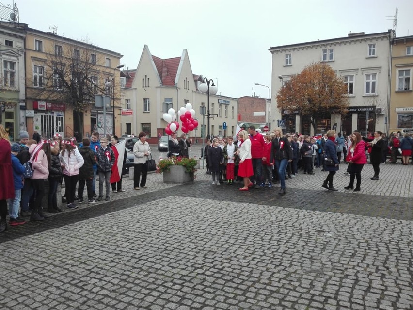 Uczniowie zatańczyli poloneza na płycie Rynku w Obornikach