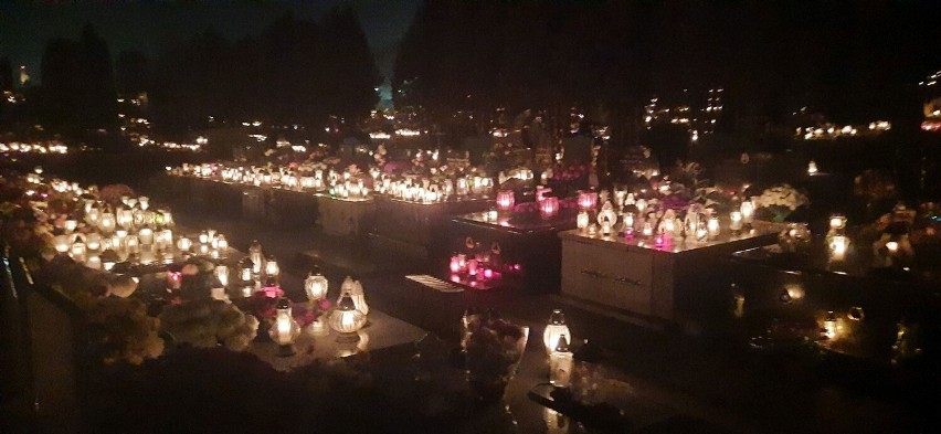 Magiczne zdjęcia cmentarza w Sandomierzu. Zobacz, jak prezentuje się nekropolia nocą