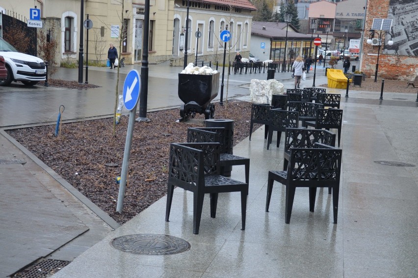 Bochnia. Na odnowionej ulicy Solnej w Bochni pojawiły się meble miejskie: ławki oraz krzesła [ZDJĘCIA]