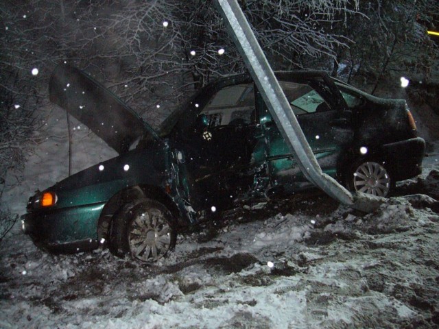 Wypadek Katowicka Żory: Volskwagen uderzył w latarnię