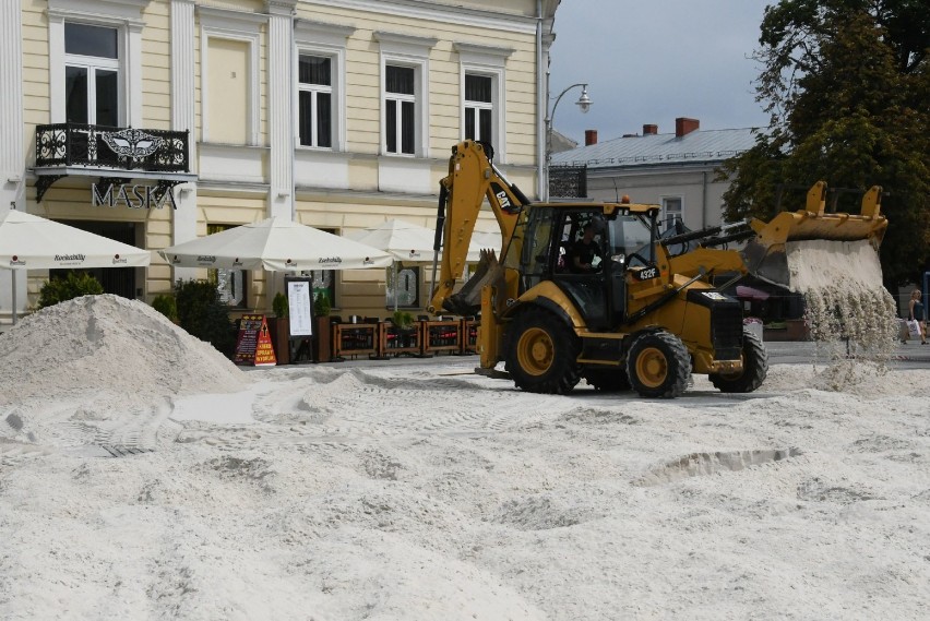 Kielecki Rynek pełen ...piasku. Odbędzie się tu Festiwal Sportów Plażowych Kielce 2019.  (WIDEO, ZDJĘCIA)