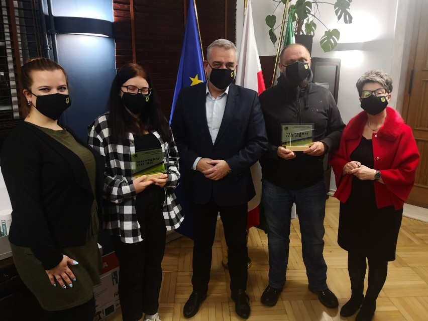 Burmistrz Szczecinka Daniel Rak honoruje wolontariuszy