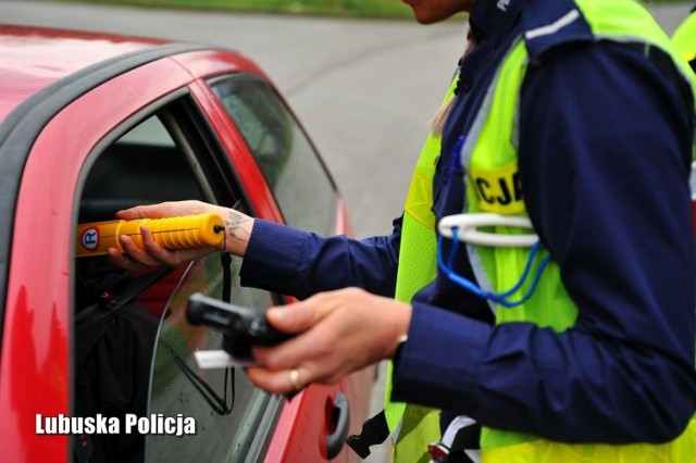 Policjanci byli także obecni na drogach. Kontrolowali m.in. trzeźwość kierujących