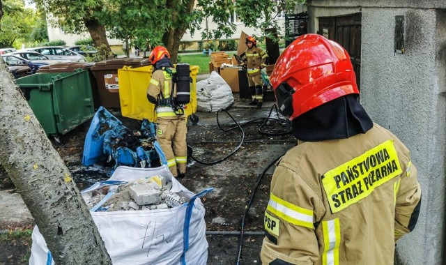 Mężczyzna, który podpalił wiatę z 7 pojemnikami na odpady przy ul. Łowickiej, został zatrzymany przez fordońskich policjantów i usłyszał zarzuty dotyczące zniszczenia mienia.