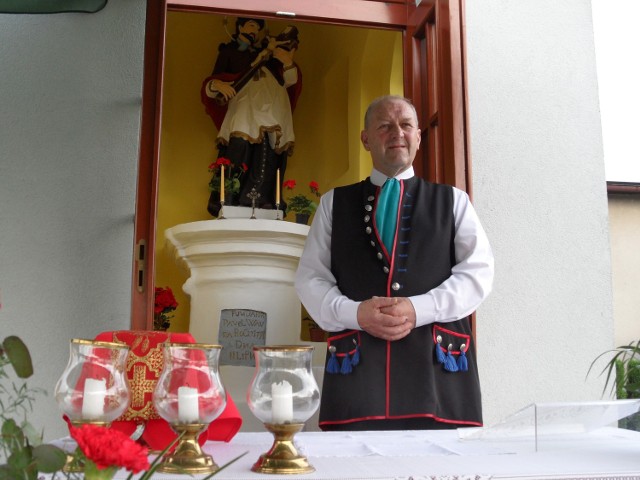 Od 40 lat Ludwik Wróbel bierze udział w mszach polowych przy kapliczce