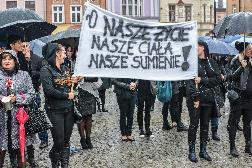 "Czarny protest" w Grudziądzu. Kobiety tłumnie stawiły się na Rynku [zdjęcia, wideo]