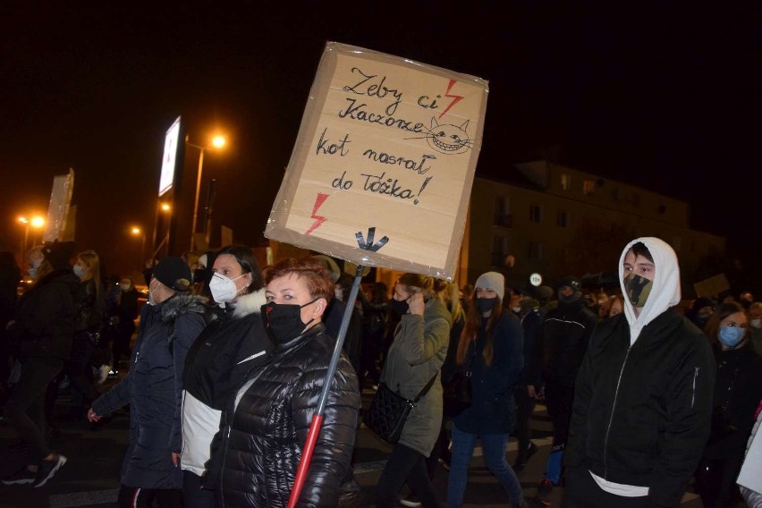 Protest kobiet w Wągrowcu. Zobacz hasła. "Nawet mefedron ma lepszy skład niż polski rząd", "Żadna dama nie będzie walczyć sama"