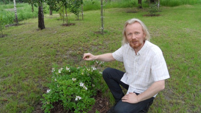 dr Paweł Kojs pokazuje nam co rośnie w ogrodzie