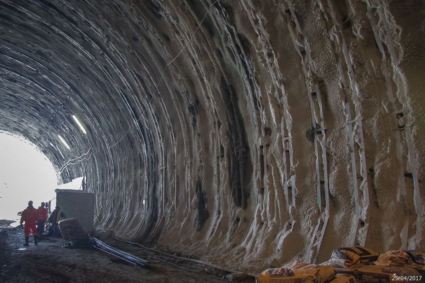 Ekspresowa zakopianka w budowie. Tunel ma (na razie) 80 metrów [ZDJĘCIA]