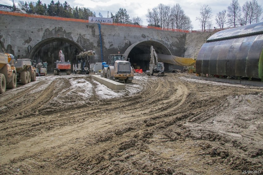 Ekspresowa zakopianka w budowie. Tunel ma (na razie) 80 metrów [ZDJĘCIA]