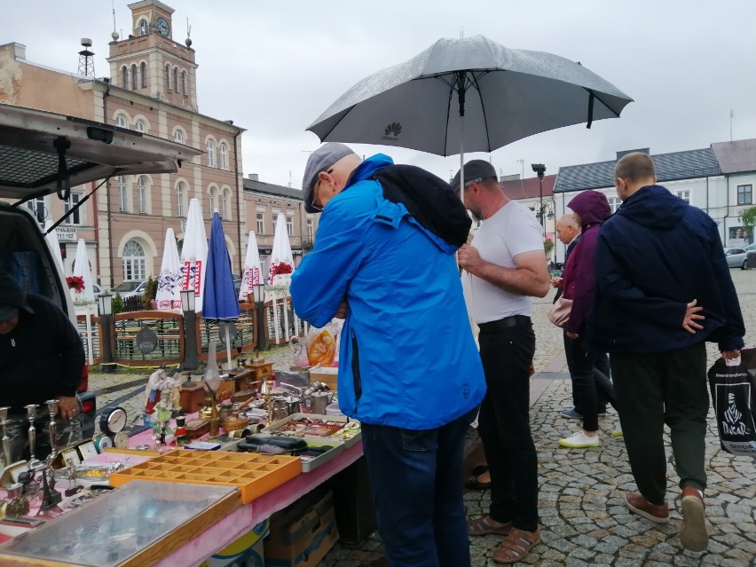 Targi kolekcjonerów w Skierniewicach popsuł deszcz