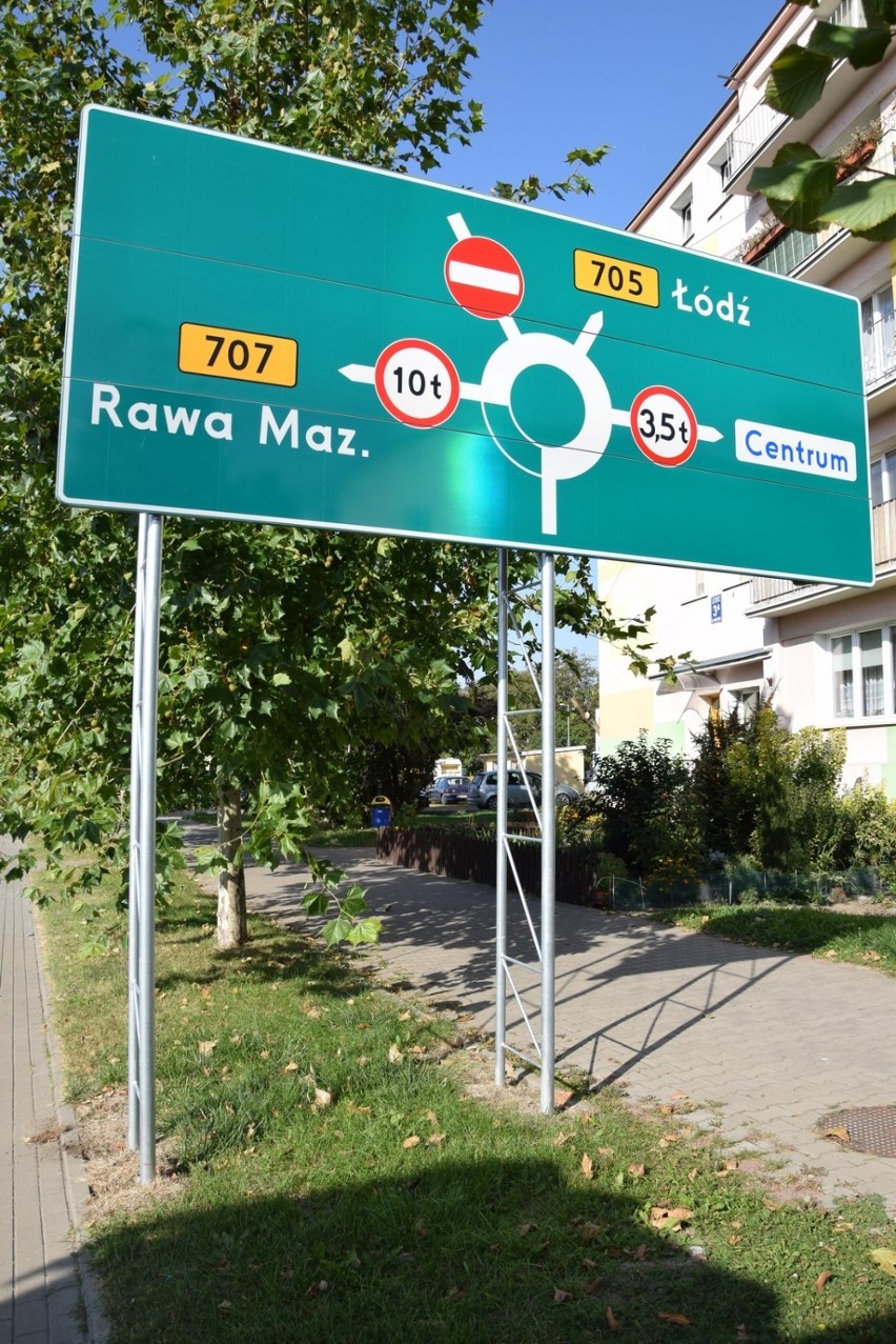 Nowe znaki przy rondzie w Skierniewicach, których nie widać