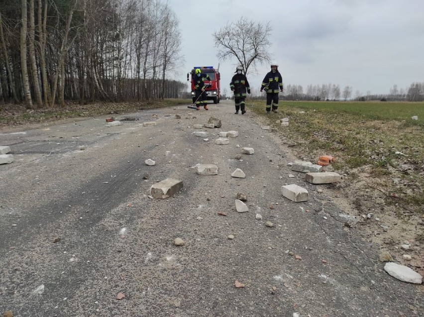 Gruz na drodze w Piaskach. Strażacy z Szadku posprzątali ZDJĘCIA
