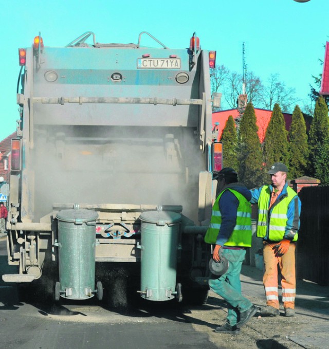 W gminie Tuchola odpady odbiera Przedsiębiorstwo Komunalne z Tucholi. Pracowników można spotkać i w mieście, i na wsi.