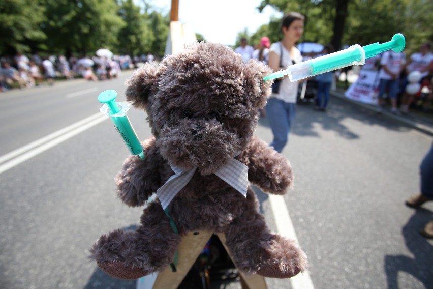 Protest antyszczepionkowców w Warszawie. Nie chcą szczepień...