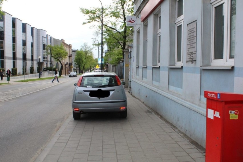 Mistrzowie parkowania w Tomaszowie Maz. Parkowanie na ul. Mościckiego okiem straży miejskiej [ZDJĘCIA]