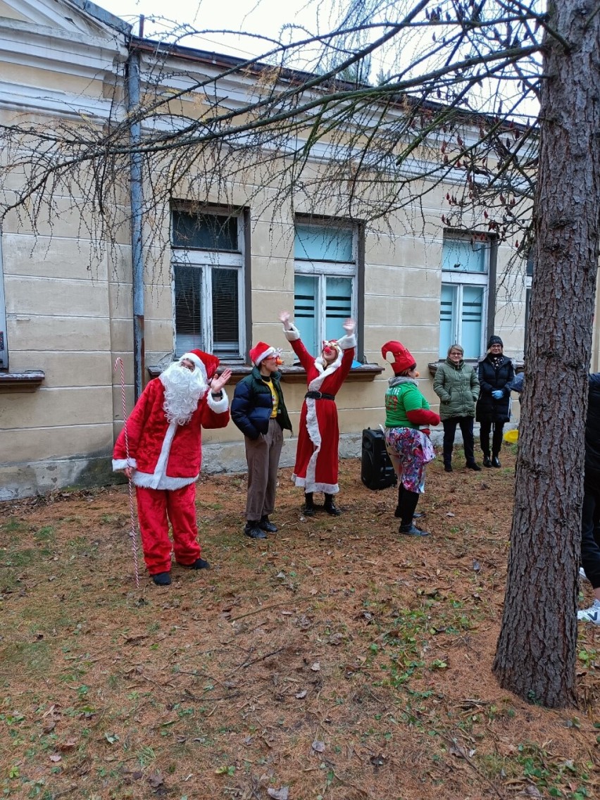 Mikołajkowe akcje Fundacji Dr Clown przed starym szpitalem w Sieradzu ZDJĘCIA