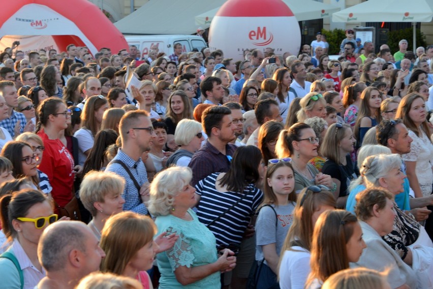 "Uwielbienie" na kieleckim Rynku. Setki osób oddawało chwałę Jezusowi Chrystusowi [ZDJĘCIA]