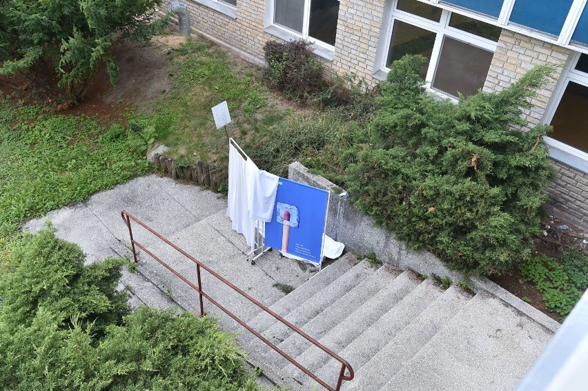 Pacjent wypadł z okna na szóstym piętrze  szpitala w Lesznie. Zginął na miejscu [ZDJĘCIA]