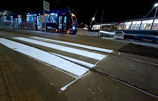 Na niedokończonej i w pośpiechu oddanej do użytku pętli w Leśnicy, już po tragicznej śmierci kobiety, którą rozjechały tramwaje, w czwartkowe popołudnie w trybie pilnym na torach powstały przejścia dla pieszych. Dlaczego nie zrobiono tego zanim wróciły tam tramwaje?