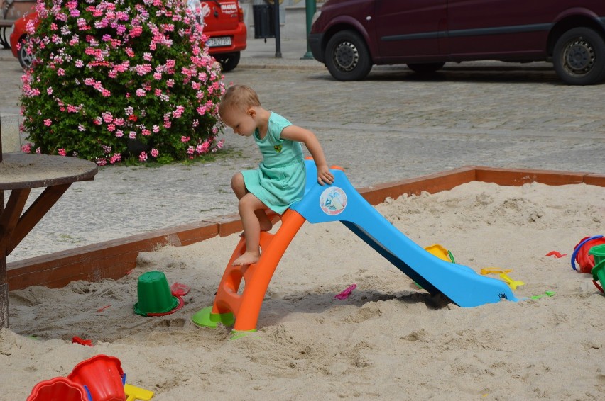 Mini plaża na żarskim rynku zaprasza nie tylko najmłodszych [ZDJĘCIA]