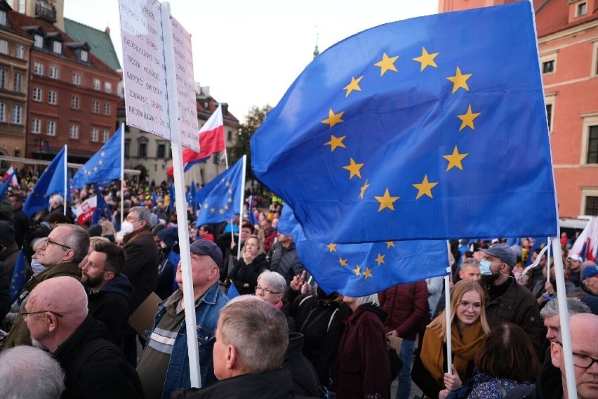 100 tys. osób na prounijnej manifestacji w Warszawie według ratusza. Urzędnicy zawyżyli dane? ''Plac Zamkowy nie jest tak duży'' 