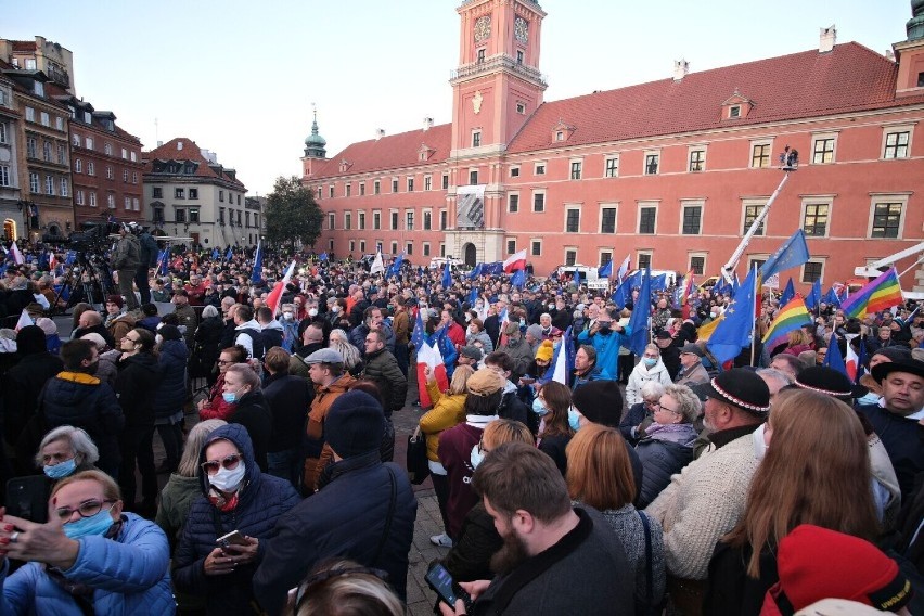 100 tys. osób na prounijnej manifestacji w Warszawie według ratusza. Urzędnicy zawyżyli dane? ''Plac Zamkowy nie jest tak duży'' 