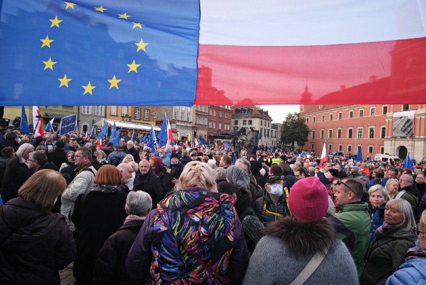 100 tys. osób na prounijnej manifestacji w Warszawie według ratusza. Urzędnicy zawyżyli dane? ''Plac Zamkowy nie jest tak duży'' 