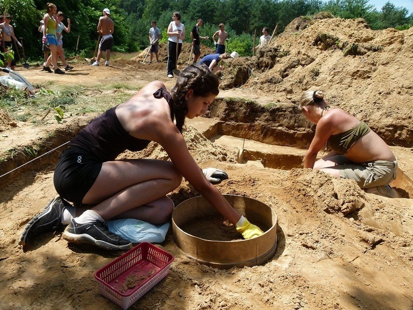 W tomaszowskiej dzielnicy Brzustówka w lipcu odkryto  groby...