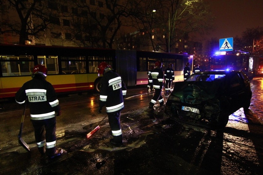 Wrocław: Wypadek autobusu 406 i fiata punto (ZDJĘCIA)
