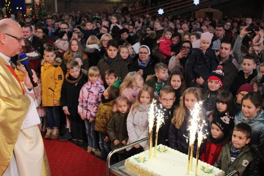 Urodziny Jezusa na porannej mszy dla dzieci u św. Antoniego w Zduńskiej Woli 